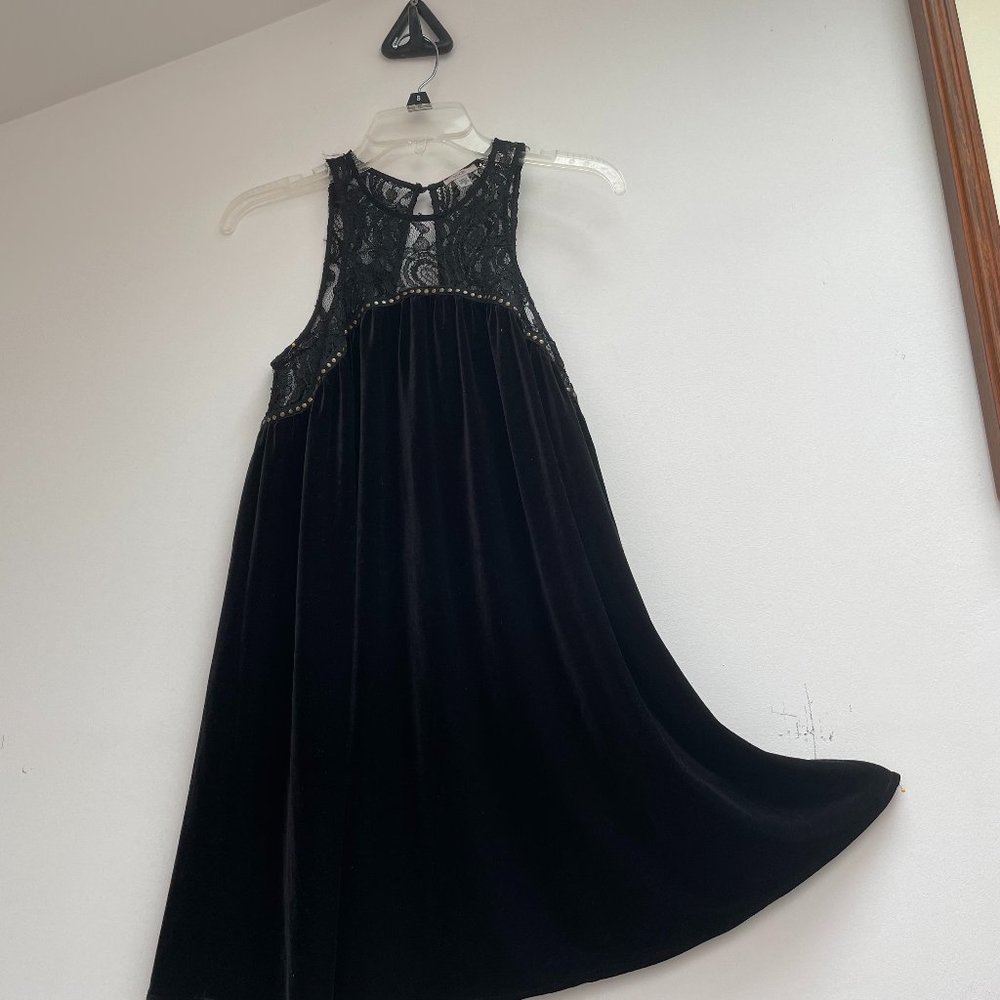 Ecote short lace and black velvet dress